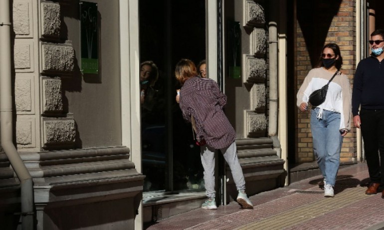 Нови ограничения за неваксинирани в Гърция - Tribune.bg