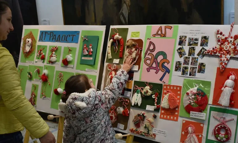 Откриха традиционната изложба от мартеници на децата в Ловеч - Tribune.bg