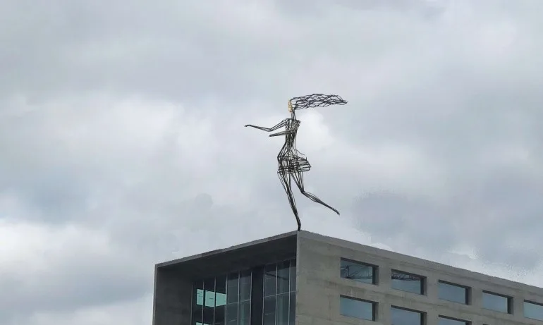 Скулптура в небето – игра с прозрачността (ГАЛЕРИЯ) - Tribune.bg