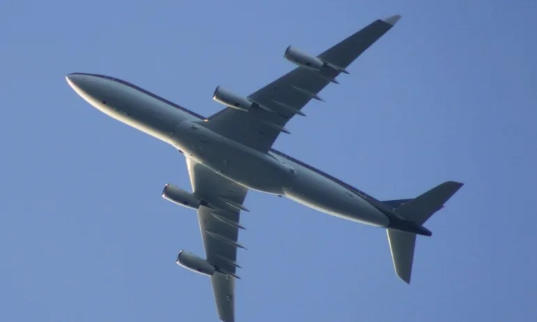 Бомбени заплахи приземиха редица самолети по света - Tribune.bg