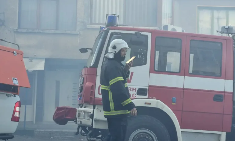 Пожар избухна в складове до бившия хлебозавод в Русе.По първоначална