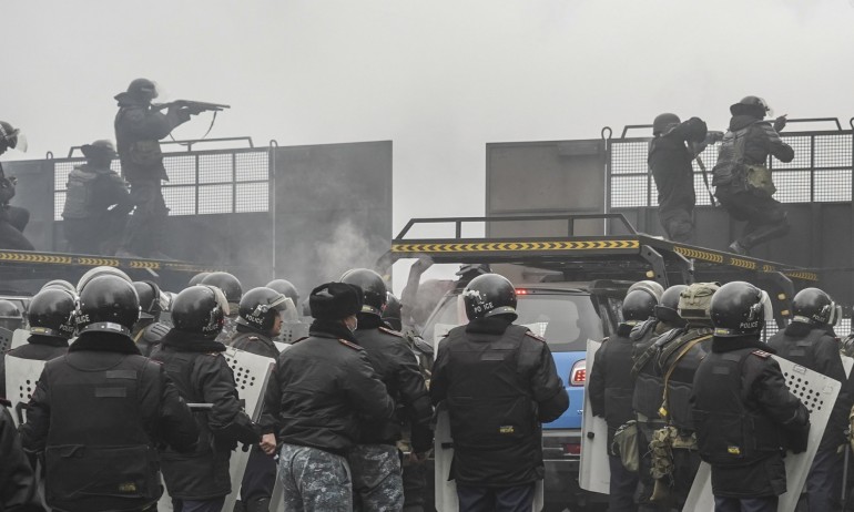 Напрежението в Казахстан ескалира: убити полицаи, хиляди ранени, палежи и плячкосване на магазини (ВИДЕО) - Tribune.bg