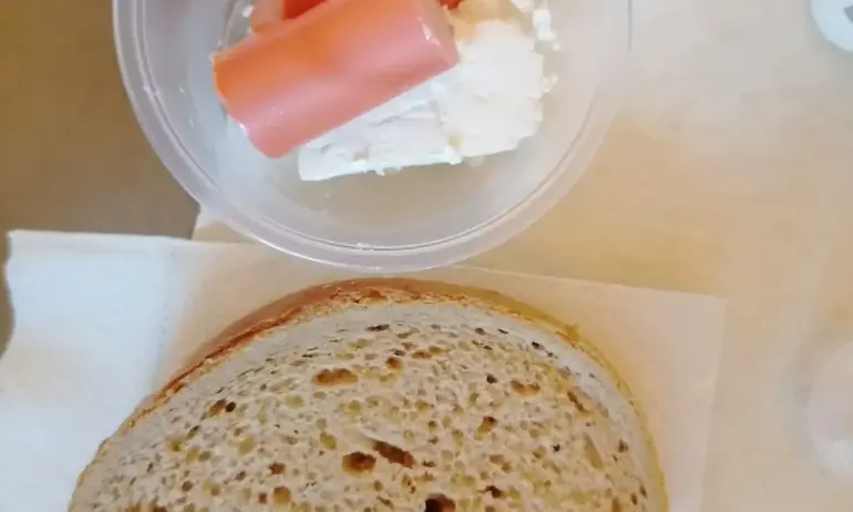 Закуска в болница: Филийка хляб с малко кренвирш и сирене - Tribune.bg