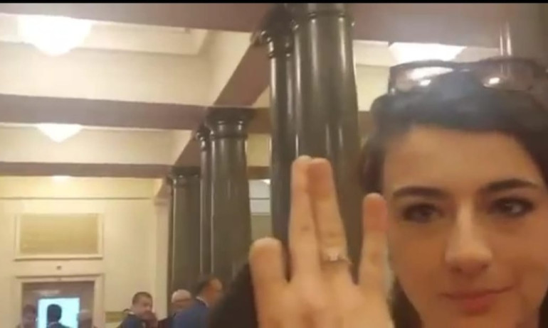 Лена Бориславова размаха пръст на въпрос за Кирил Петков и Мирослав Иванов - Tribune.bg