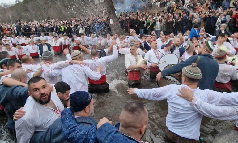 Богоявленско хоро в река Тунджа в Калофер - Tribune.bg