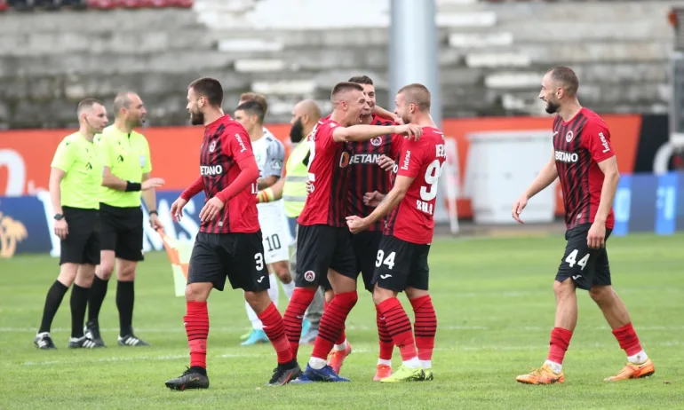 Хебър и Локомотив (София) откриват 13-ия кръг в Първа лига.Двубоят