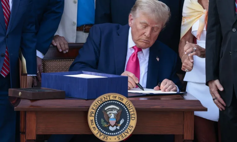 Тръмп подписа най-големия данъчен закон в историята на САЩ - Tribune.bg