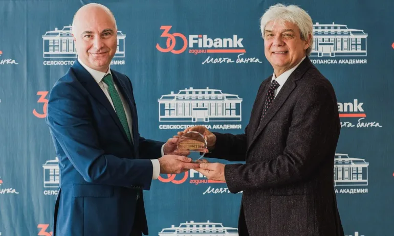 Главният изпълнителен директор на Fibank, г-н Никола Бакалов, връчи чек