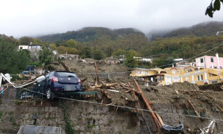 Продължава издирването на изчезнали след свлачището на италианския о-в Иския, сред тях е и българка - Tribune.bg