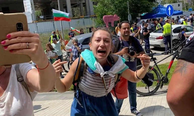 Тази интелигентна дама с букет от псувни и ругатни – не желая да ме представлява - Tribune.bg