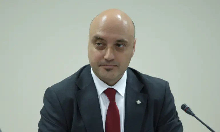 Правосъдният министър призова за пълно и обективно разследване на случая с малтретираното момиче - Tribune.bg