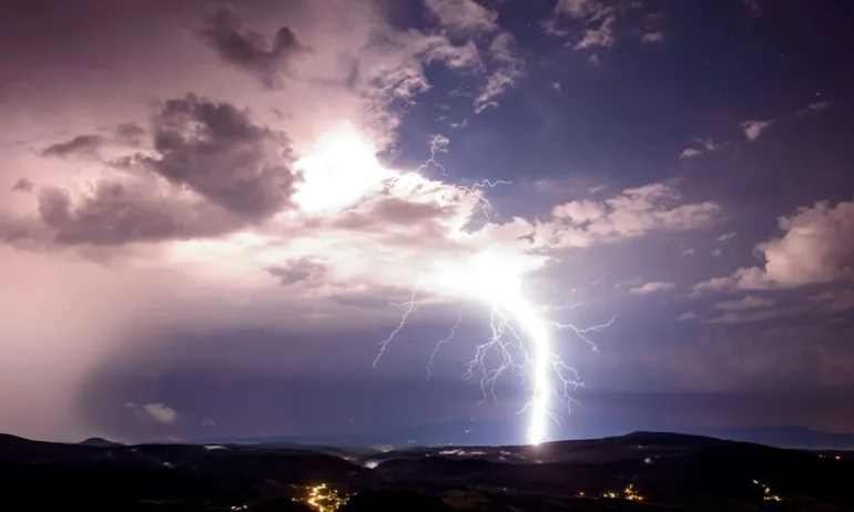 Жълт код за гръмотевични бури и валежи в сряда - Tribune.bg