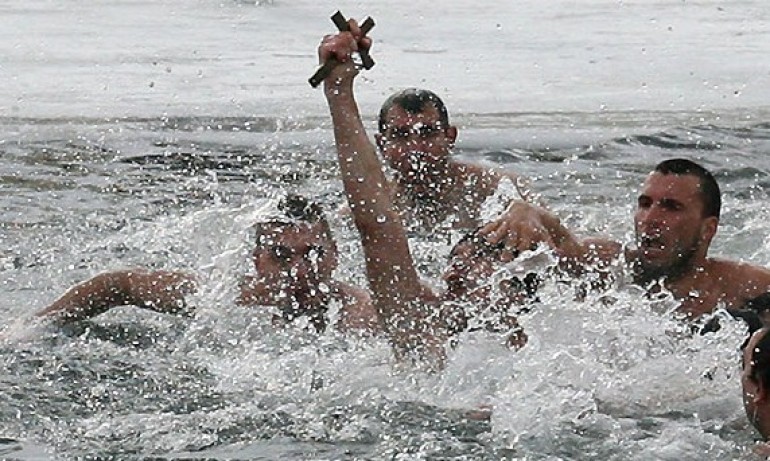 В Монтана решиха: Само със зелен сертификат може да се хвърлят за кръста - Tribune.bg