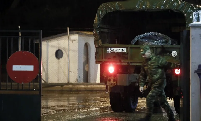 Гръцката гранична полиция спира мигранти със сълзотворен газ и шокови гранати - Tribune.bg