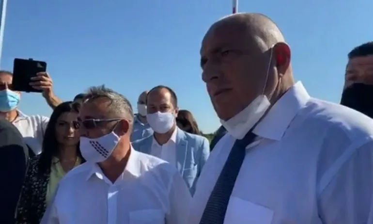 Премиерът Борисов инспектира строителството на булеварди и спортната зала във Враца - Tribune.bg