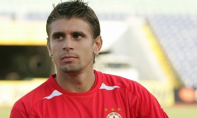 Скандална постъпка: Бивш футболист мята павета по полицията (видео) - Tribune.bg