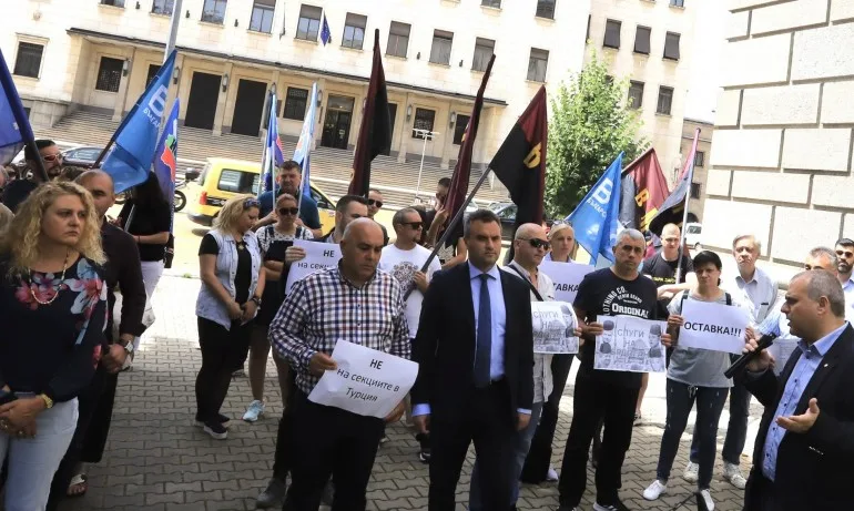 Българските патриоти протестираха пред ЦИК заради броя секции в Турция: Това е срамно решение - Tribune.bg