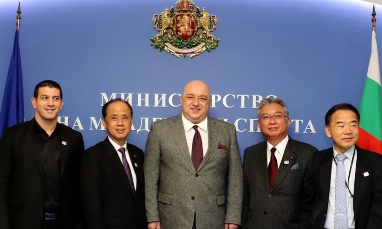 Министър Кралев се срещна с делегация от японския град Окаяма - Tribune.bg