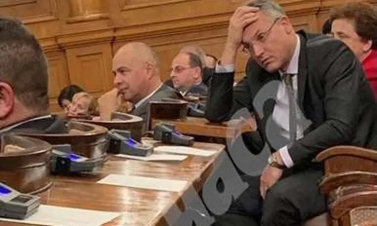 Депутатите са уморени – народни представители клюмат в зала - Tribune.bg