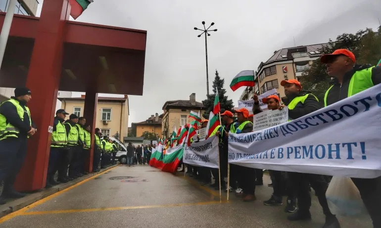 Трети национален протест на пътните строители пред МРРБ - Tribune.bg