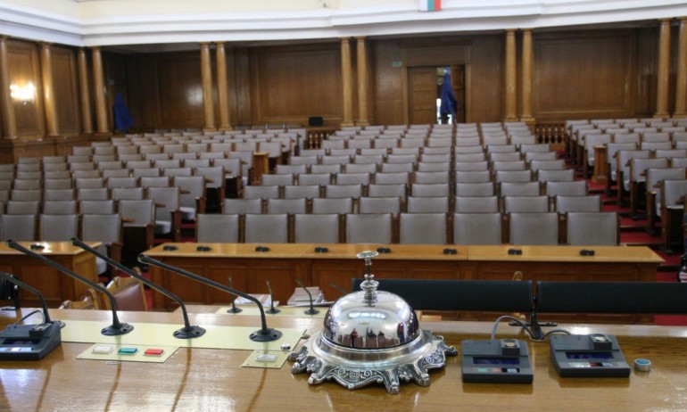 Вместо нов бюджет: Депутатите решават удължаването на парите за от миналата година - Tribune.bg