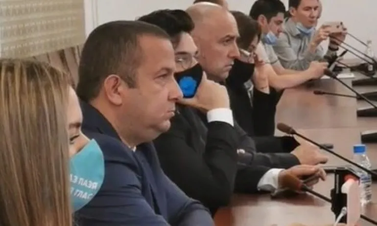 Набеденият, че е дал кюлчета на Борисов, за свидетеля: Този човек е идиот и наркоман. Луд човек! - Tribune.bg