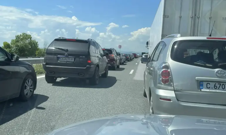 В последния от почивните дни: Тапа на АМ Тракия, има няколко леки катастрофи - Tribune.bg