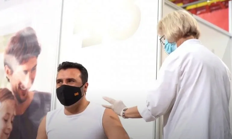 Премиерът Заев си сложи публично китайска ваксина - Tribune.bg