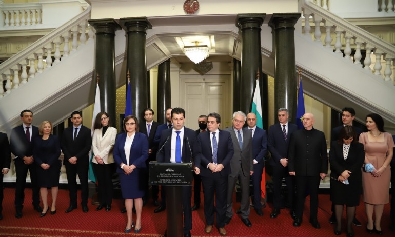 Кой кой е в кабинета Петков? Седем министри са пряко свързани с Радев - Tribune.bg