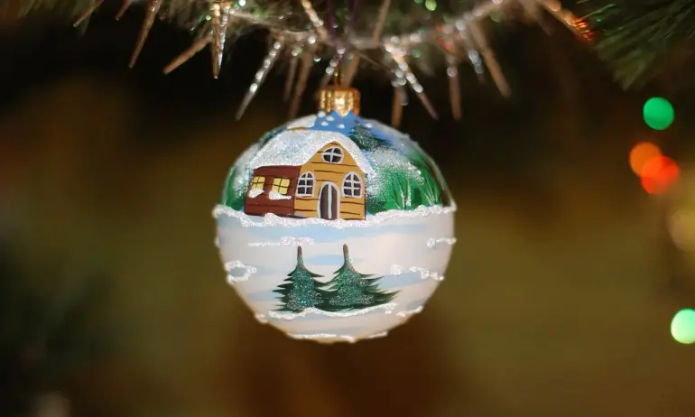 Ръчно рисувани стъклени играчки за елха? Традицията още е жива - Tribune.bg