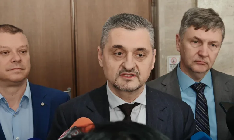 Кирил Добрев свиква извънредно заседание на Комисията по транспорт - Tribune.bg