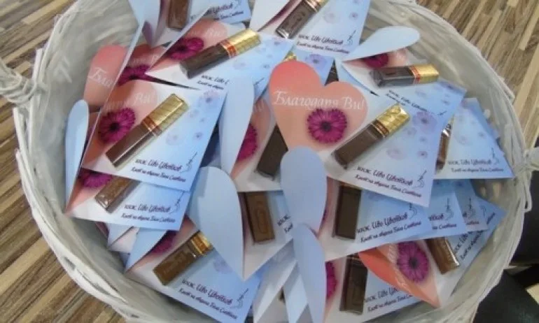 Кмет благодари на служители с картички и лакомства - Tribune.bg