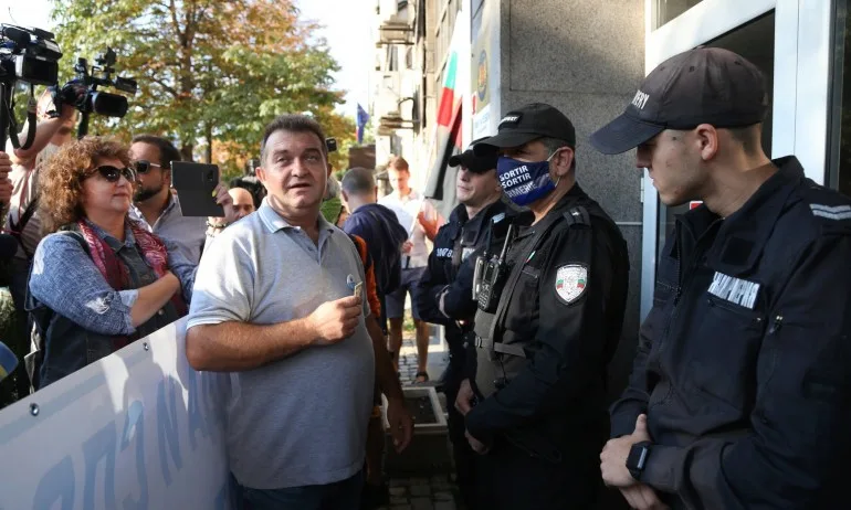 Протестиращи блокираха КПКОНПИ - Tribune.bg