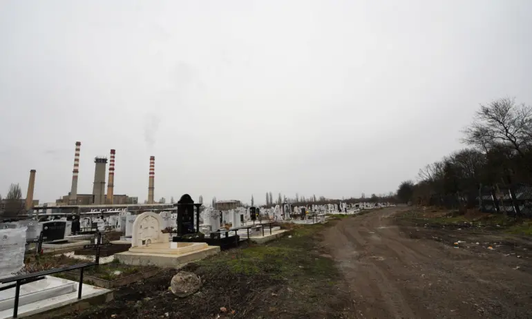 Пореден абсурд: Новият шеф на Софийските гробища моли столичани да отидат и да почистят този ад - Tribune.bg