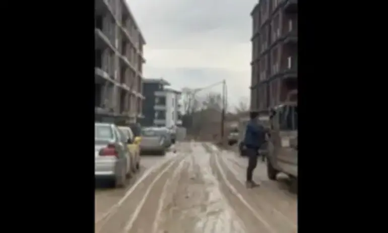 Лукс в кал: Столичен квартал без улици, изронен асфалт и липса на улично осветление - Tribune.bg