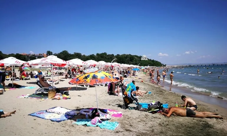 Бургас: Широка пясъчна ивица, добра цена на чадъри и шезлонги, чист плаж - Tribune.bg