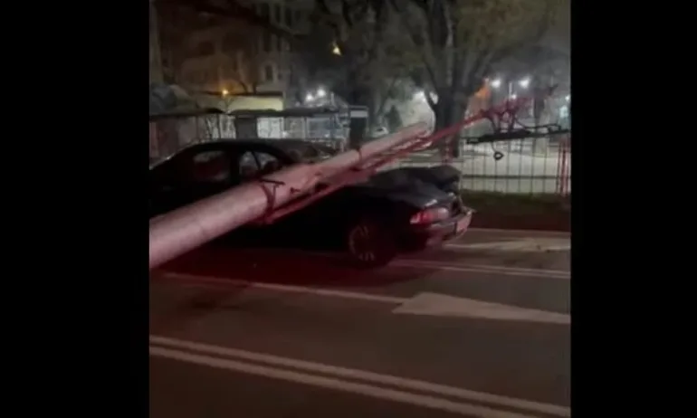 Електрически стълб падна върху кола във Варна - Tribune.bg