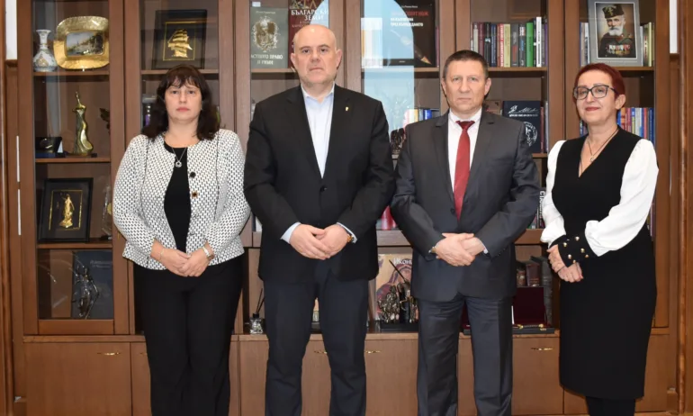 Гешев връчи акта за встъпване в длъжност на Борислав Сарафов за втори мандат като директор на НСлС - Tribune.bg