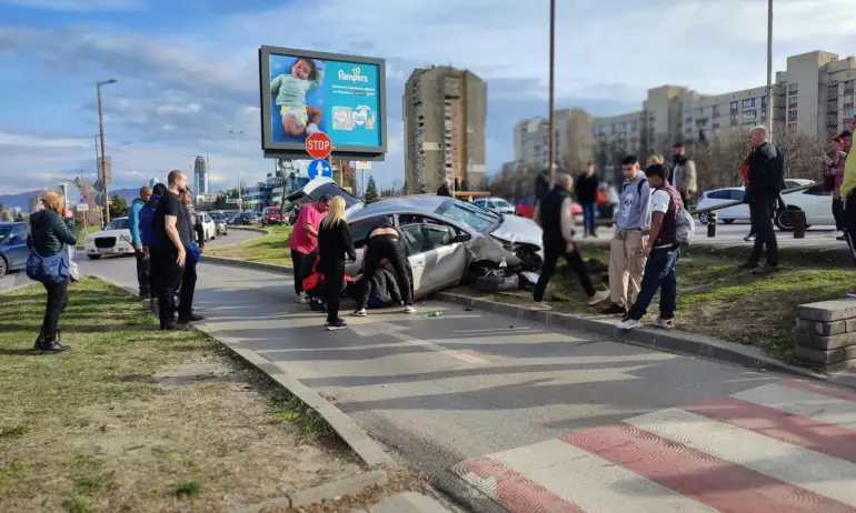 Кола се заби в стълб на метри от автобусна спирка в София (Снимки) - Tribune.bg