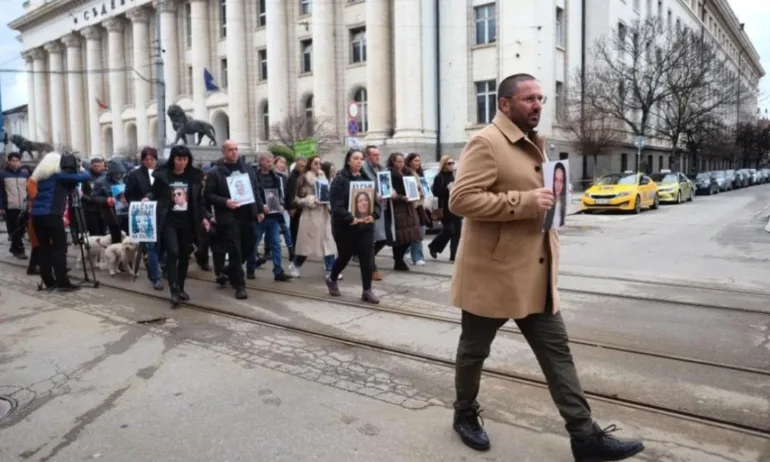 Почернени семейства излязоха на протест заради жертвите на пътя - Tribune.bg
