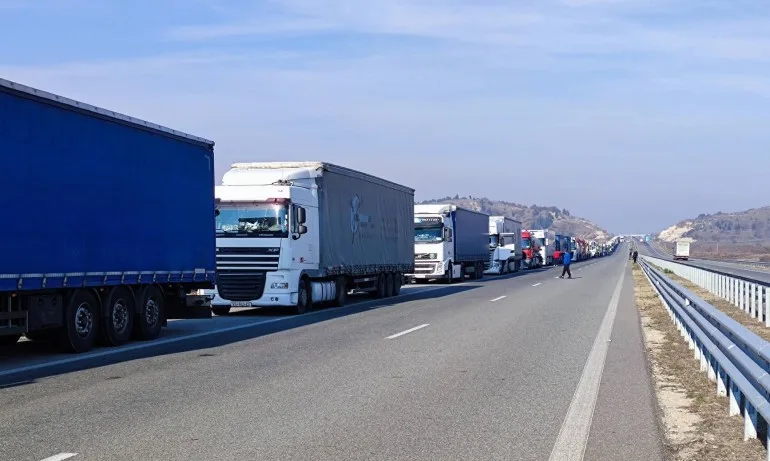 Отново километрична опашка на Кулата - Tribune.bg