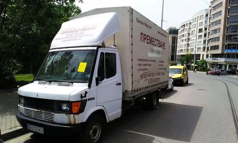 Кметът на Лозенец се бори с незаконни реклами чрез лепене на стикери - Tribune.bg