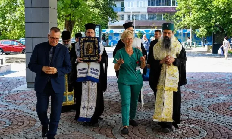 Патриарх Даниил благослови медици и пациенти във ВМА с Чудотворната Хавайска икона на Света Богородица - Tribune.bg