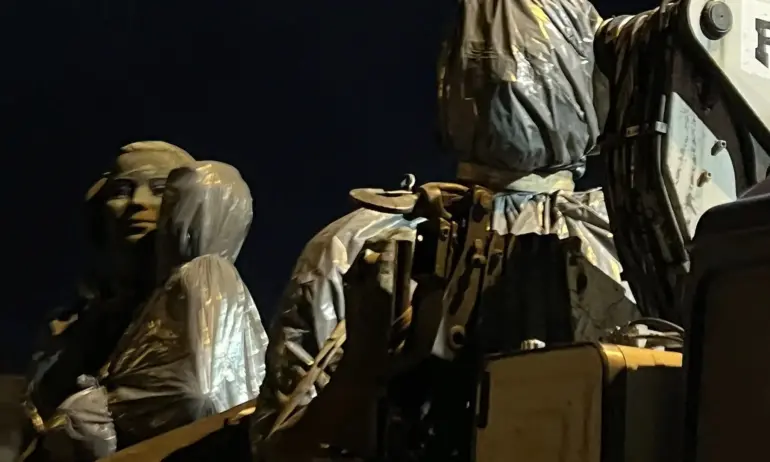 На камиони дойдоха, на камиони си заминаха… Фигурите от ПСА са откарани в 4.30 сутринта - Tribune.bg