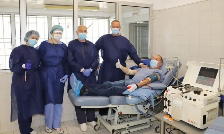 Лекар, оздравял от COVID-19, дари кръв за плазма - Tribune.bg