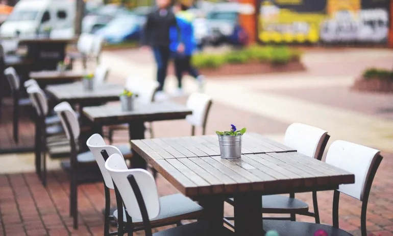 Влизат в сила новите COVID мерки: заведенията ще работят до 23 ч., а публиката на закрито за кина и театри става наполовина - Tribune.bg