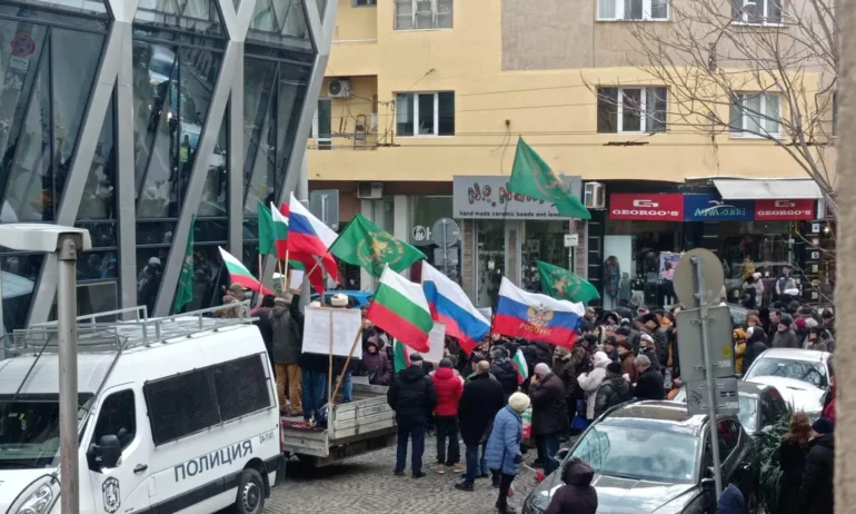 Протест събра недоволни от спирането на руски телевизии у нас - Tribune.bg