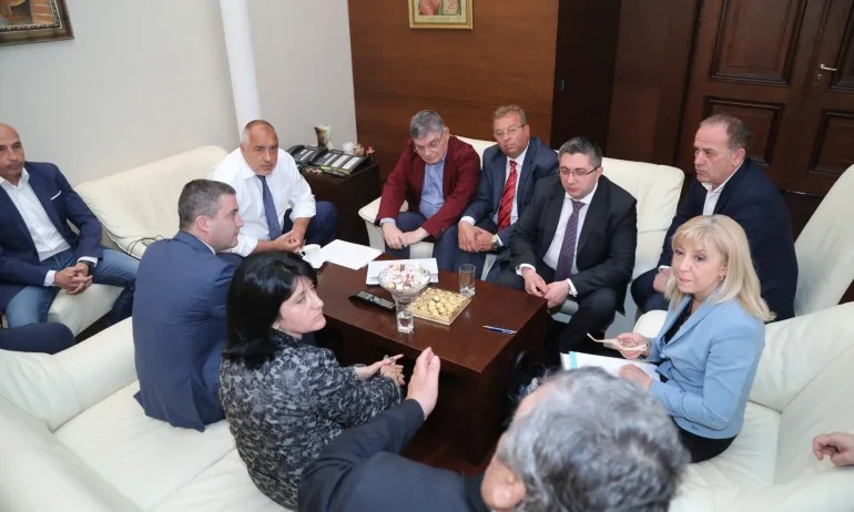 Премиерът Борисов се среща с превозвачите, обсъждат тол таксите - Tribune.bg