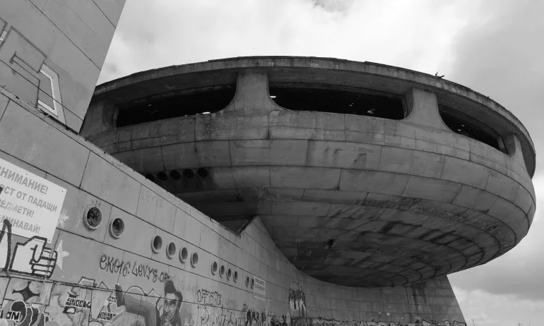 ОТ АРХИВА: Бащата комсомолец, детето – милионер - Tribune.bg