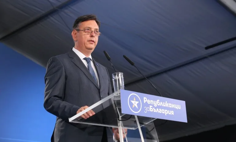 Горан Благоев прати Полина Паунова да кара колело - Tribune.bg